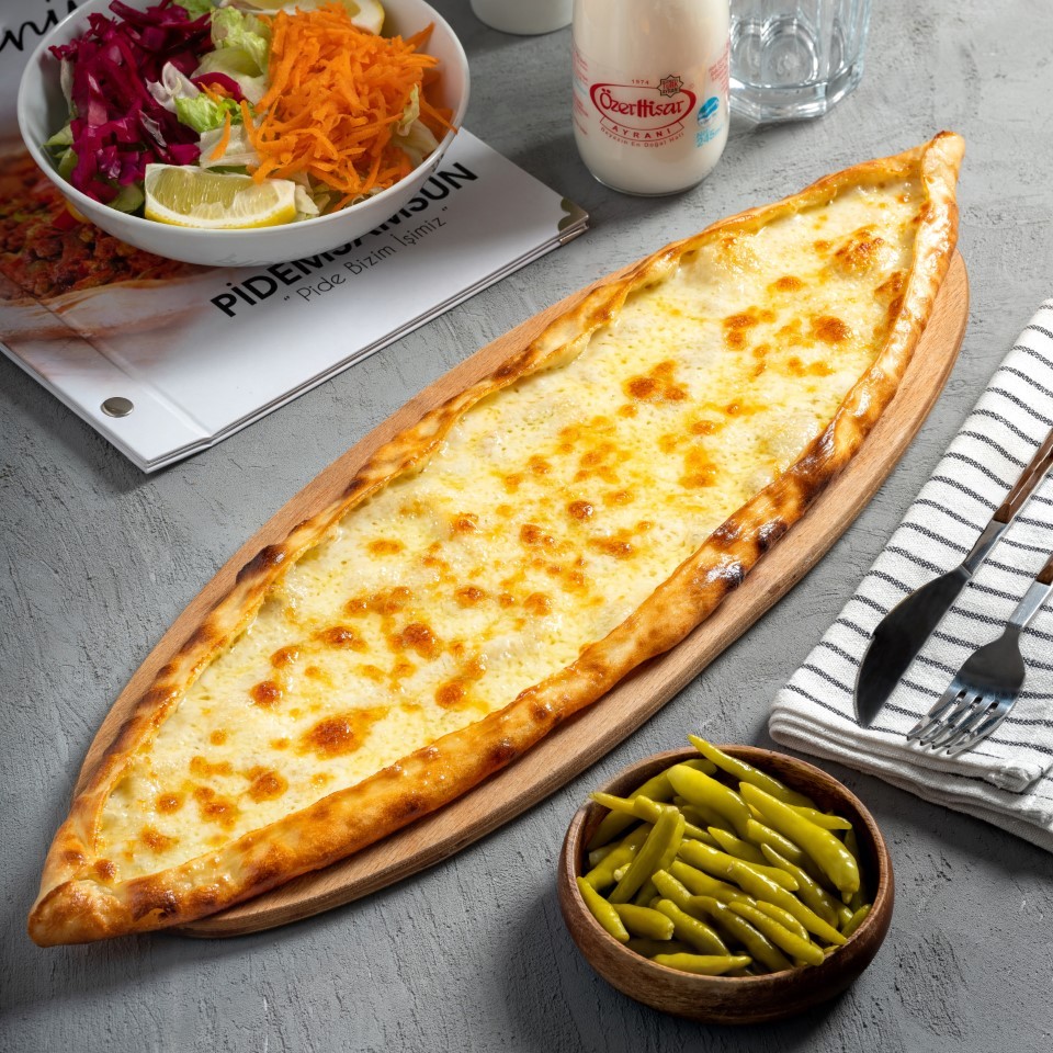 Kaşar Peynirli Domatesli Biberli Pide Açık - Kapalı